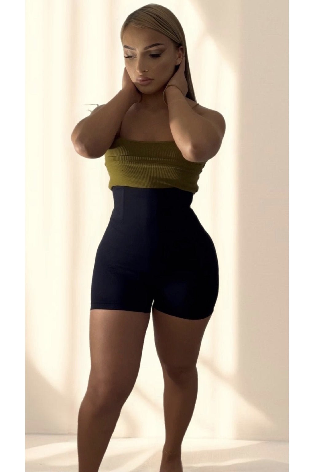 Gaine shorty remonte fesse noire